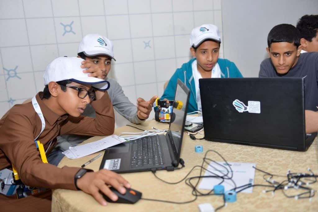 بالصور: اتحاد الأمن السيبراني يدرّب 93 ناشئًا بالأحساء على البرمجة والروبوت