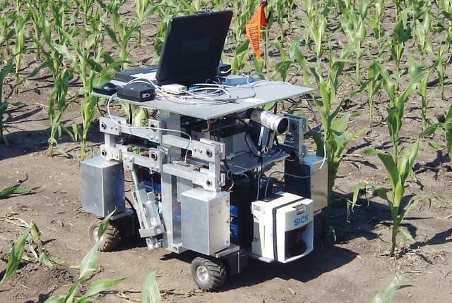 التوسع في استخدام الذكاء الاصطناعي والروبوتات الزراعية