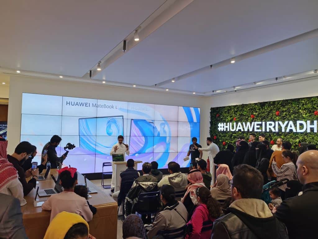 هواوي تحتفل باليوم الأول لمبيعات سلسلة حاسبات HUAWEI MateBook D في متجرها الرئيسي في الرياض 