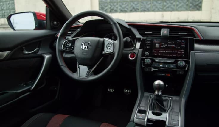 لا تزال سيارة الجيل العاشر من Civic 2020 Si براقة جدًا، وهي بالتأكيد واحدة من تلك السيارات التي قد تحبها أو لا، فهي تبدو حادة جدًا، وهذا يعود إلى المصابيح الأمامية القياسية الجديدة التي لا تعمل فقط على إضفاء الجمال بل أيضًا تحسين السلامة من خلال زيادة الرؤية، وعلى الرغم من أن المصد الأمامي يمتد كثيرًا، إلا أنّ وميض لون الجسم يكسر بلطف المساحات الباهتة من المآخذ السفلية المقلدة، أما من الخلف، فهناك جناح لا يمكنك أن تفعل أي شيء حياله، فإذا كنت من جمهور"Hot Import Nights"، فإن سيارة السيدان لها نهاية خلفية مدببة. تتميز أبواب "سي كوبيه" الكبيرة بأنها ثقيلة بشكل مدهش وتلتقي بنصف الطريق للمقاعد الخلفية، ولكن يمكن لمقعد الراكب أن يميل وينزلق إلى الأمام بما يكفي لجعل الدخول سهلًا؛ حيث سيؤدي سحب ذراع مقعد السائق إلى توليد انزلاق بلا إمالة.