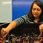 فيزيائية تنجح في تطوير الحالة الخامسة للمادة من منزلها