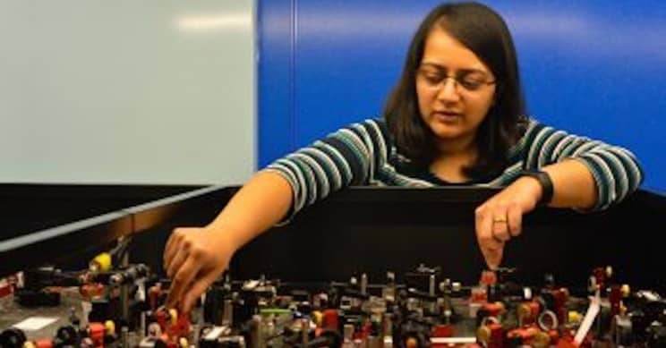 فيزيائية تنجح في تطوير الحالة الخامسة للمادة من منزلها