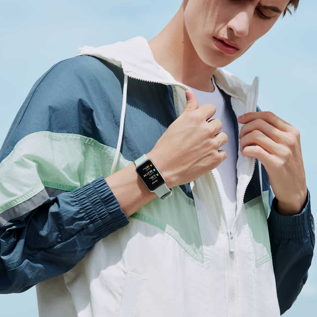 ساعة HUAWEI WATCH FIT الجديدة متاحة الآن في المملكة العربية السعودية شاشة أنيقة عالية الدقة وبطارية تدوم طويلاً وميزات أخرى للصحة واللياقة البدنية