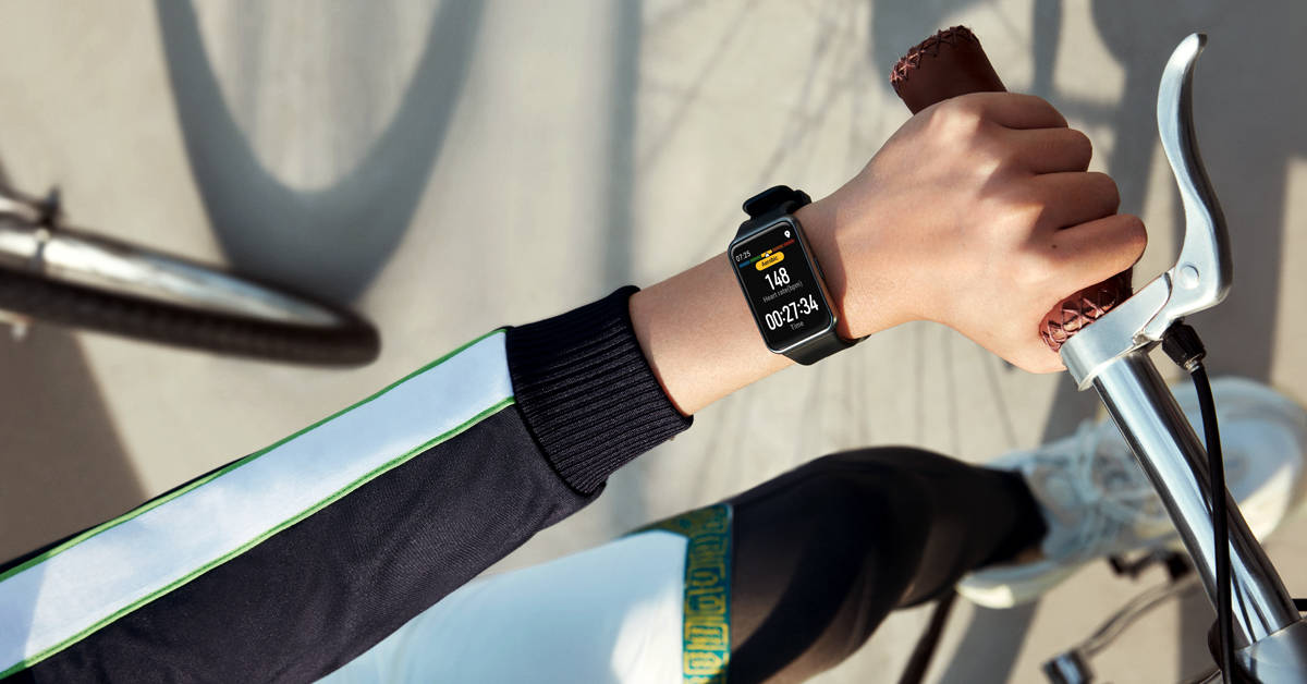 هناك الكثير للنظر إليه في ساعة HUAWEI WATCH FIT الجديدة: شاشة أنيقة عالية الدقة، وميزات اللياقة الصحية والمساعد الذكي