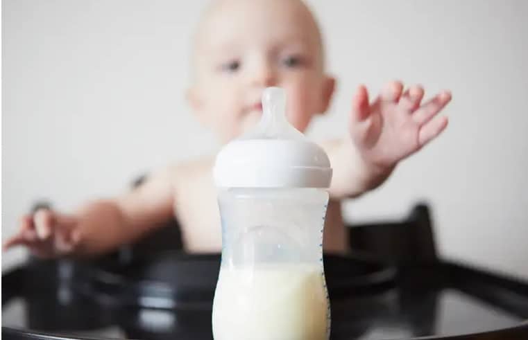 زجاجات رضاعة الأطفال البلاستيكية تنتج ملايين المواد "الميكروبلاستيك" عند رجها