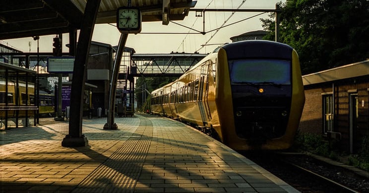 ما هو سبب استخدام التيار المستمر في معظم القطارات أكثر من التيار المتردد؟