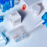 علماء بريطانون يختبرون مزيجًا من عقاقير الأجسام المضادة للأشخاص الذين يعانون من أعراض فيروس كورونا الأقل حدة