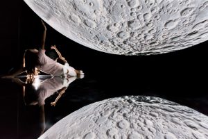 هل تحلم بزيارة القمر؟.. دبي تمنحك تلك الرحلة