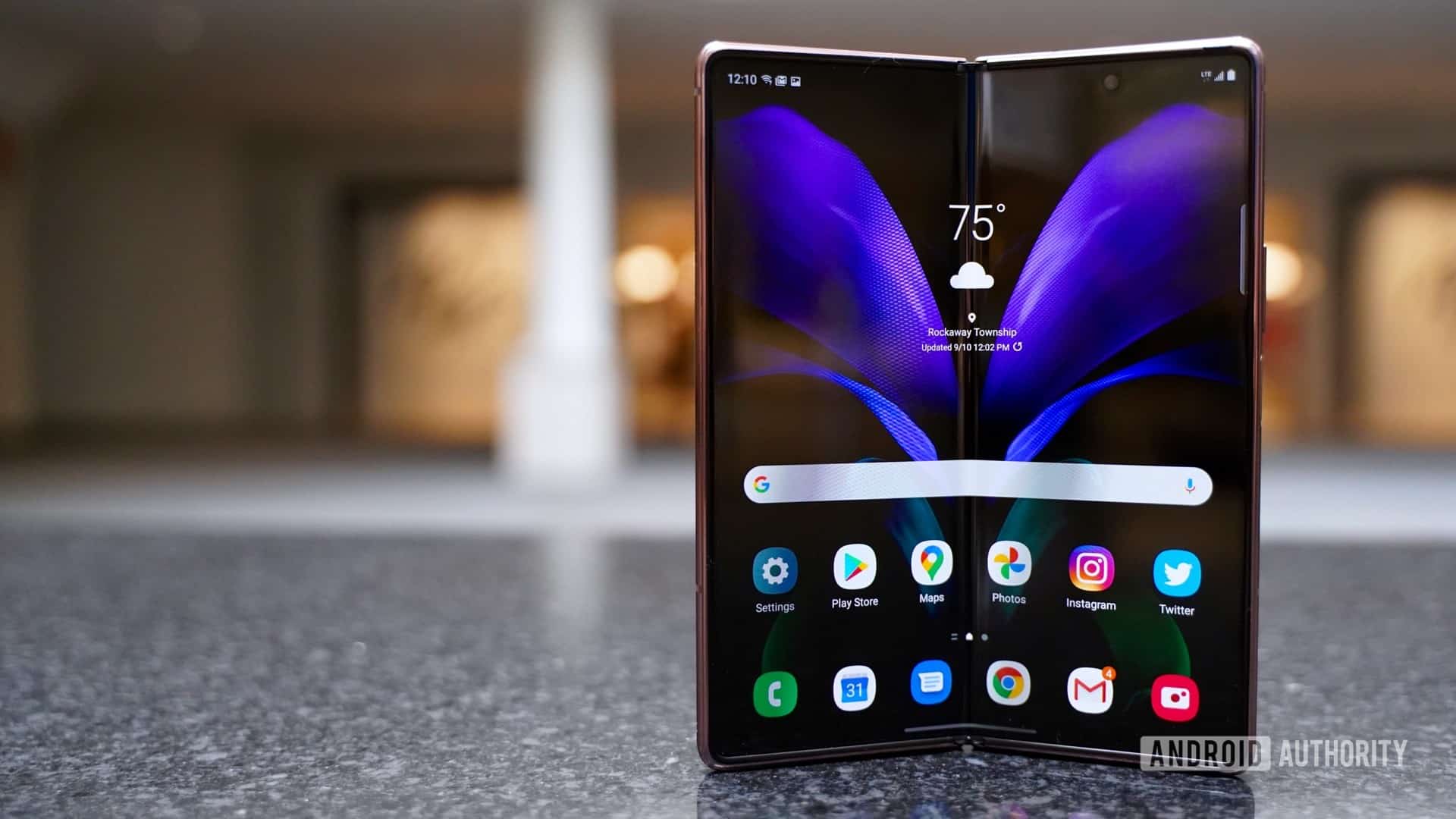 Galaxy Z Fold 3.. أكبر هاتف قابل للطي مزود بكاميرا مدمجة في الشاشة