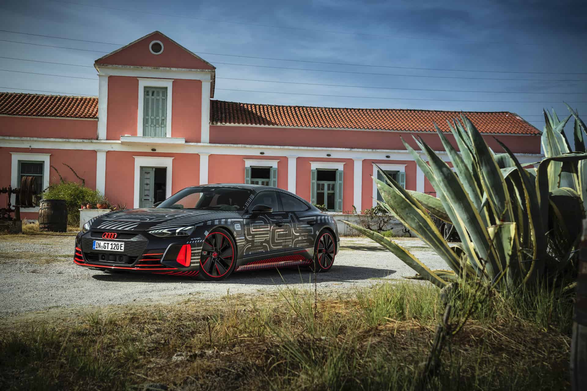 كل ما تريد معرفته عن سيارة 2022 RS E-Tron GT من "أودي"
