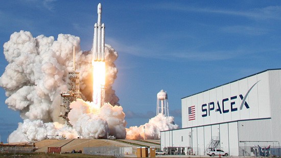 "Space X" تطلق صاروخ إلى المدار يحمل قمر تجسس