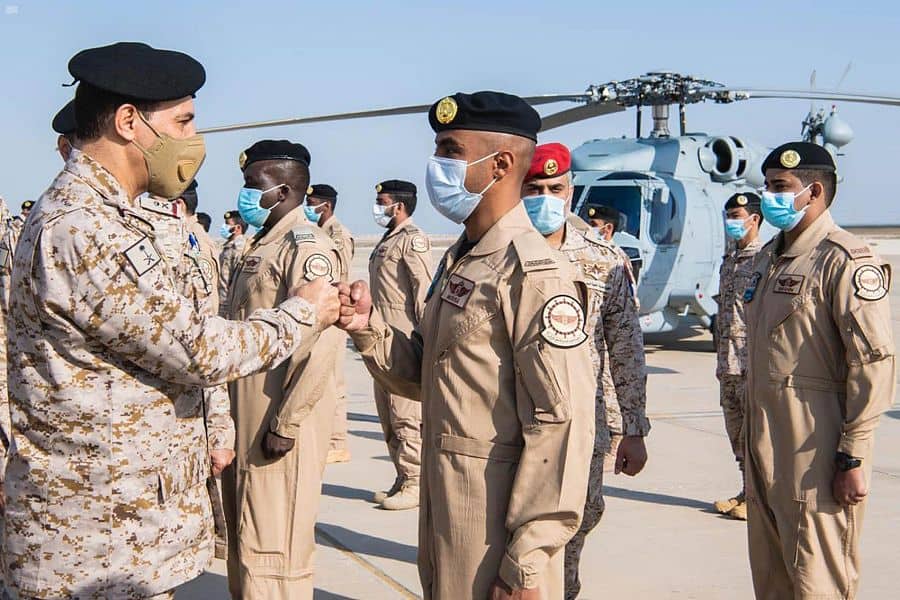 القوات البحرية تدشن الطائرات العامودية البحرية القتالية متعددة المھام من نوع (MH-60R)