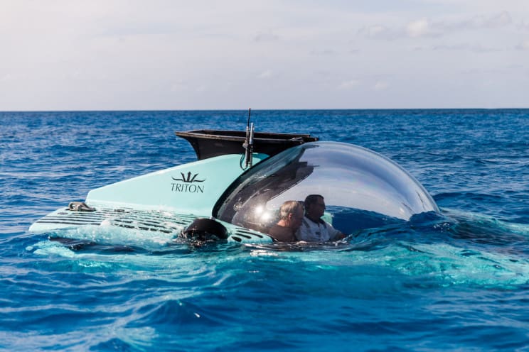 غواصة فاخرة تحمل 6 أشخاص إلى عمق 3300 قدم