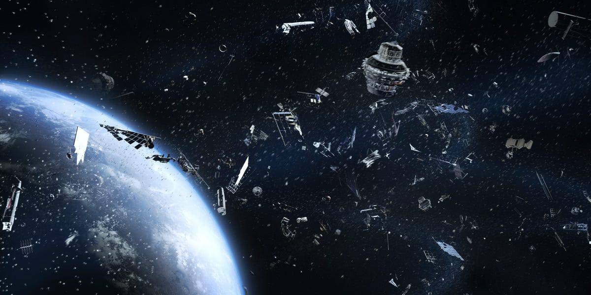 اليابان تطور أقمار صناعية خشبية لتقليل النفايات الفضائية