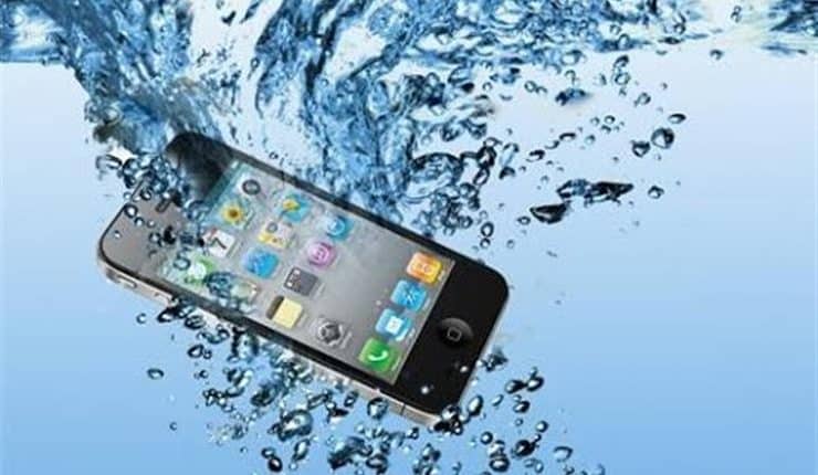 ها هي الطرق الصحيحة لإنقاذ الهاتف الذكي بعد وقوعه بالماء؟