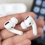 كيفية توصيل سماعات الأذن اللاسلكية AirPods بجهازك المحمول أو الكمبيوتر