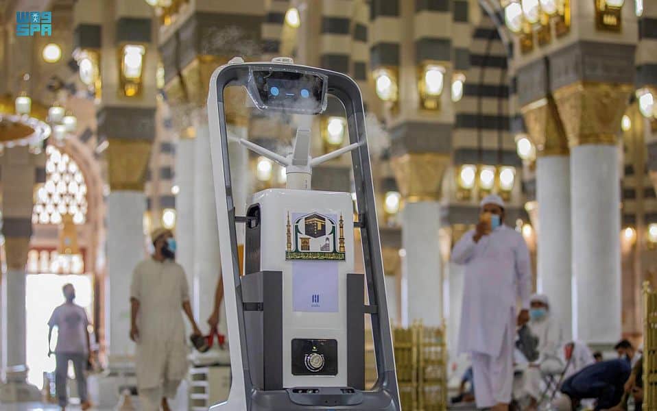 وكالة شؤون المسجد النبوي تستخدم الروبوتات للتعقيم