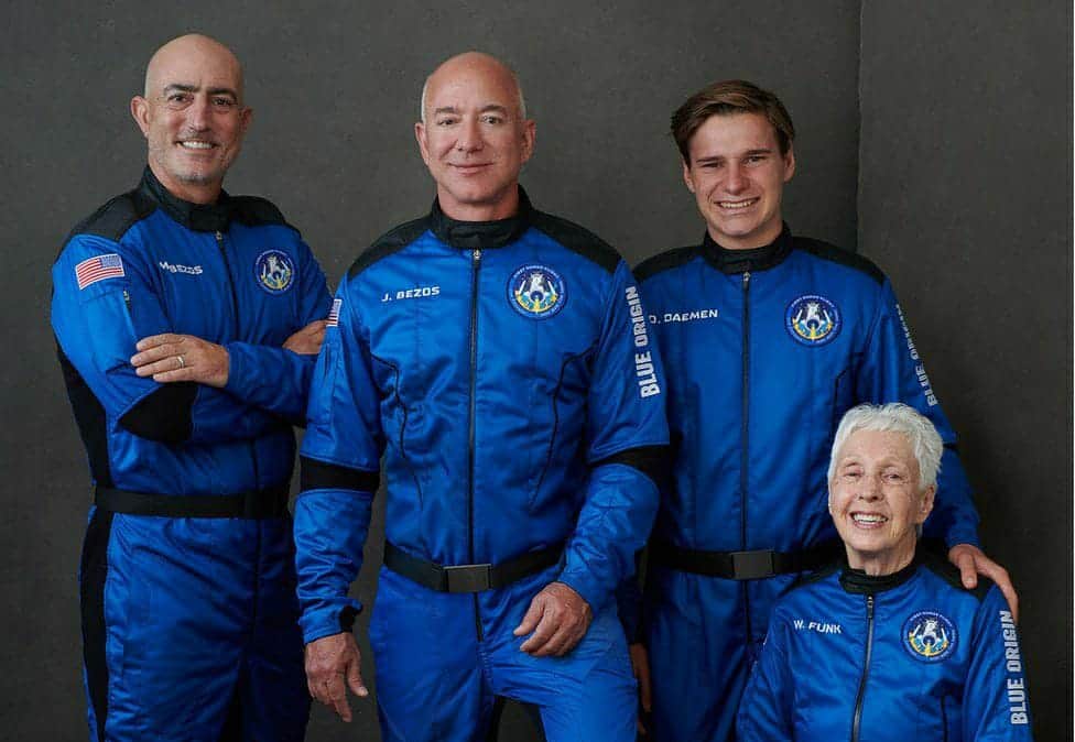 بيزوس يحلق فى الفضاء.. مُستقلا صاروخه الخاص