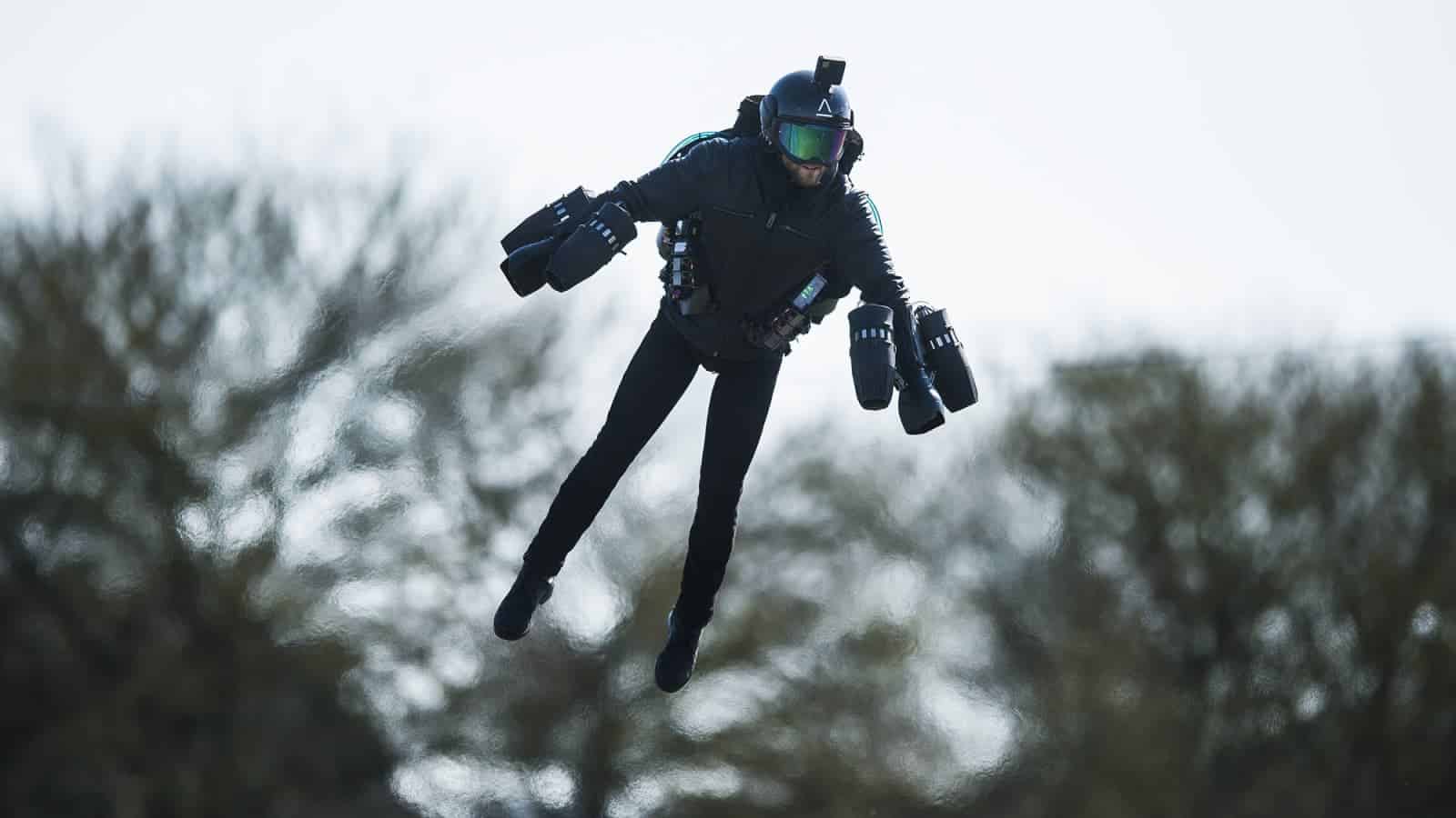 إطلاق أول نموذج أولي لحزمة الطائرة النفاثة jetpack بدون استخدام اليدين في العالم
