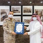 رئيس الطيران المدني يسلّم رخصة مدرسة المراقبة الجوية لكلية الملك فيصل الجوية