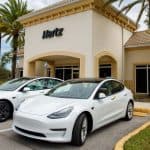 Hertz تأمر بشراء 100 ألف سيارة كهربائية من تيسلا