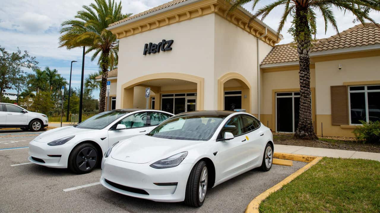 Hertz تأمر بشراء 100 ألف سيارة كهربائية من تيسلا