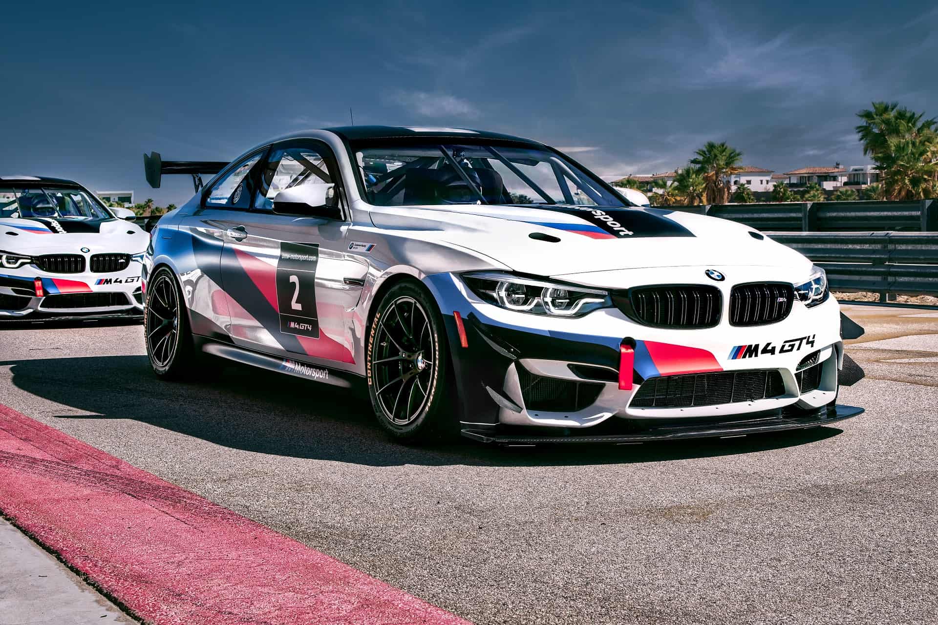 BMW  تعلن عن سيارة السباق M4 GT4 موديل 2023