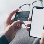 بلومبرج: أبل بصدد إضافة ميزة تسمح للمستخدمين بتحويل أجهزة iPhone إلى محطة دفع