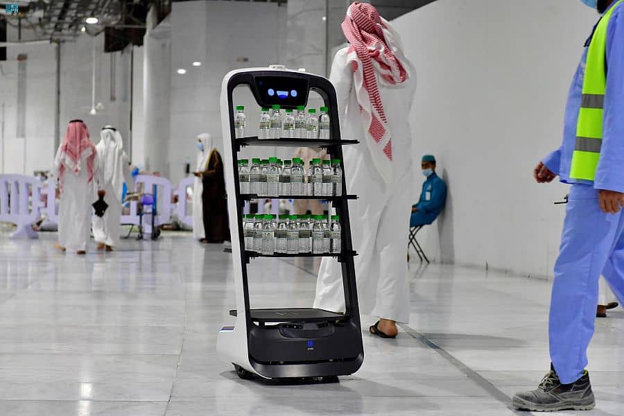 رئاسة شؤون الحرمين تستعرض روبوتات الذكاء الاصطناعي