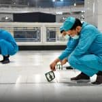 رفع ملصقات التباعد الجسدي بالمسجد الحرام