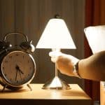 احذر.. النوم في الضوء ضار جدًا بالصحة
