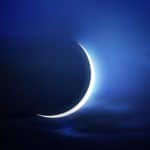 هلال رمضان يزيّن السماء