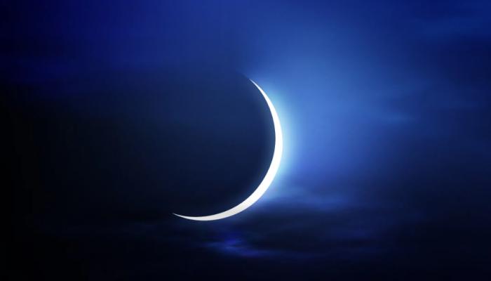 هلال رمضان يزيّن السماء
