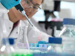 خبراء (NHS) في بريطاينا يدعون إلى توفير الاختبارات الجينية للمساعدة في معالجة المرضي بشكل أدق