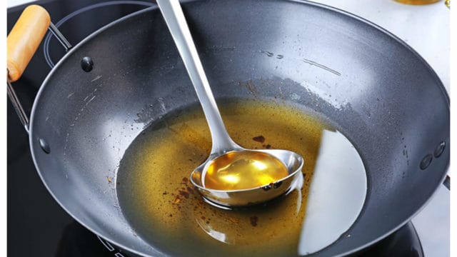 استخدام زيت الطهي عدة مرات يصيب الإنسان بالعديد من الأمراض.. تعرف على التفاصيل