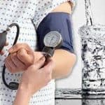 ما هي العلاقة بين شرب الماء وخفض ضغط الدم؟.. تعرف على الإجابة