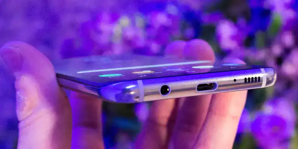 كيف يمكنك تنظيف منافذ USB-C بالهاتف؟