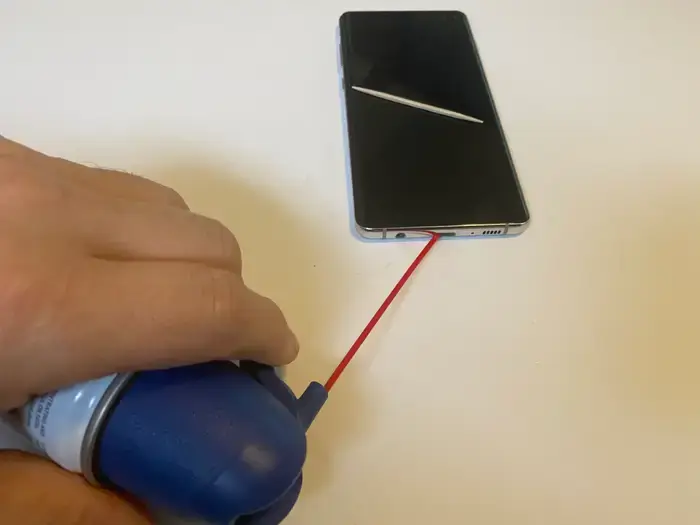 كيفية تنظيف منافذ USB-C بالهاتف