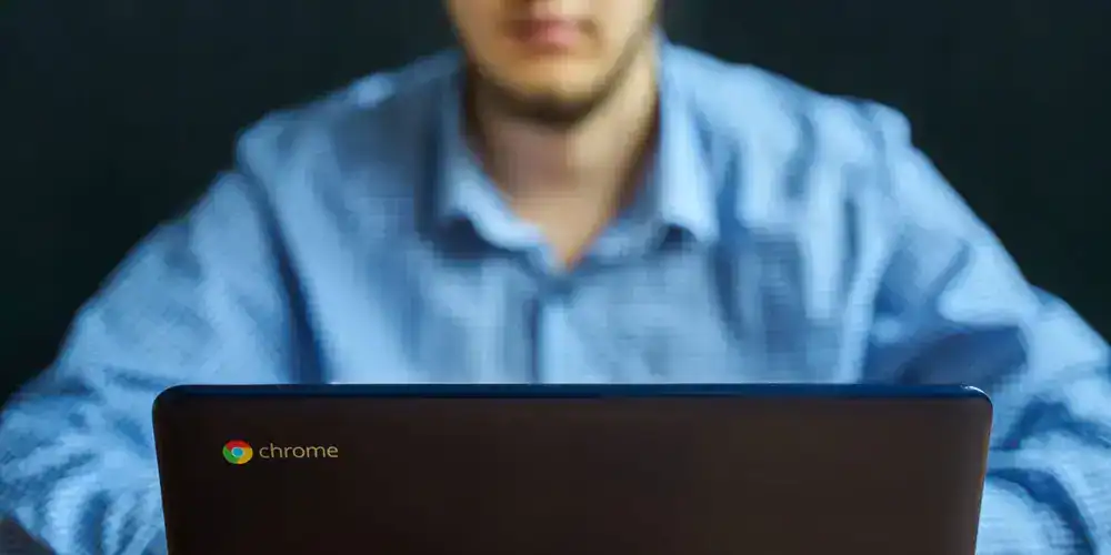 كيفية تشغيل الوضع المظلم على جهاز Chromebook