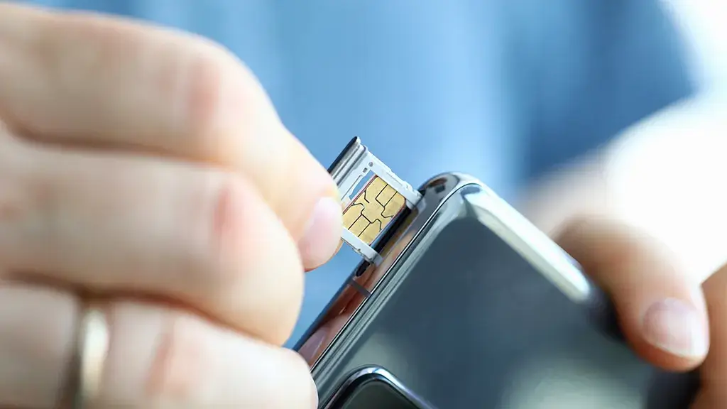 كيفية إزالة أو إدخال بطاقة SIM على جوالات أندرويد المختلفة
