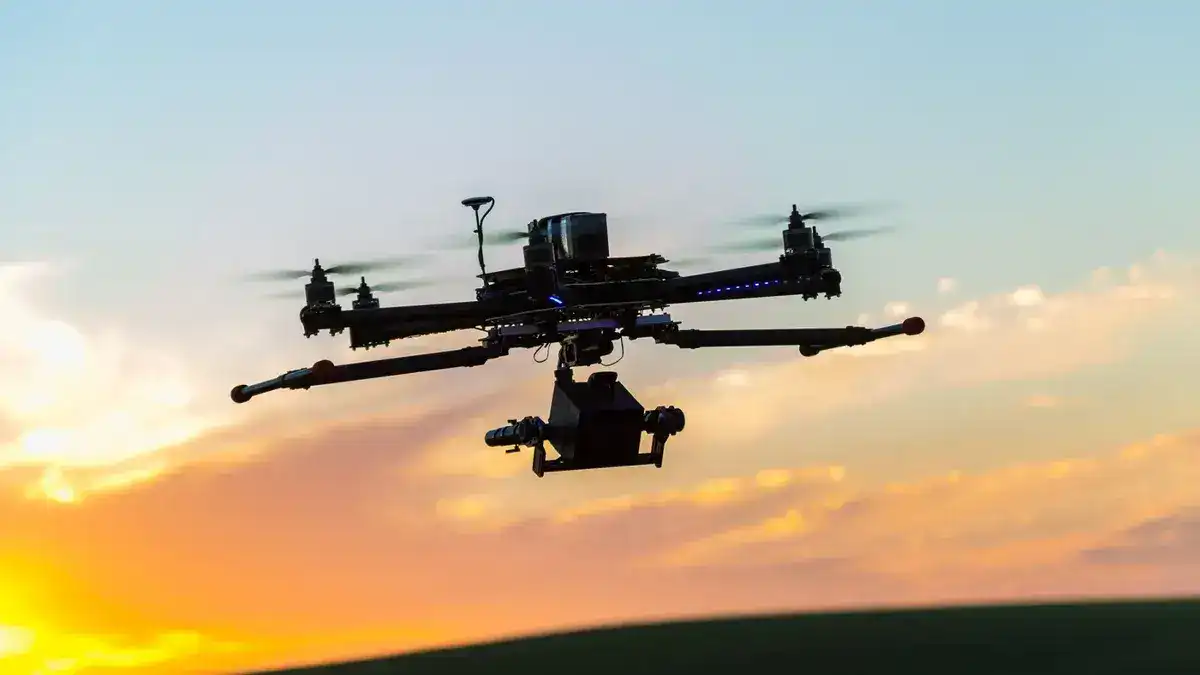 الصين تبتكر كلاب روبوتية عسكرية تنزلها طائرات بدون طيار في الحروب