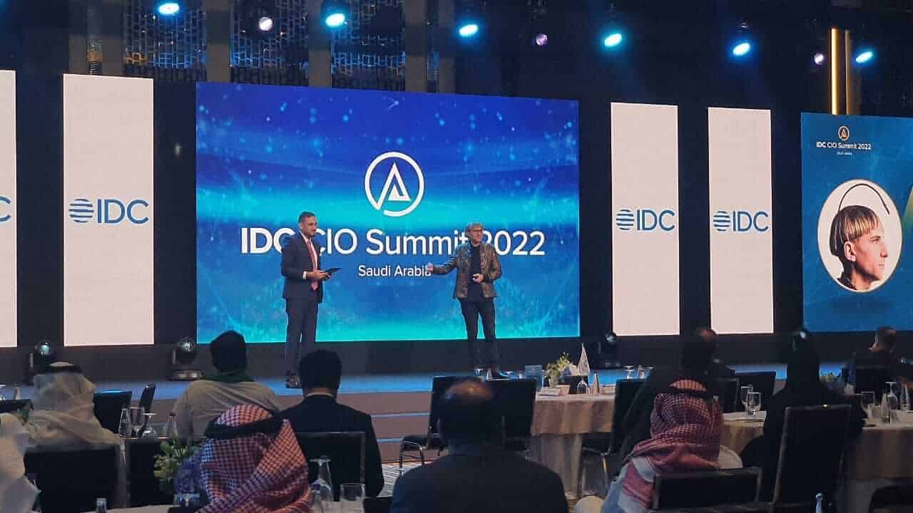 أول إنسان آلي بشري بالعالم في قمة الرؤساء التنفيذيين لتقنية المعلومات بالسعودية
