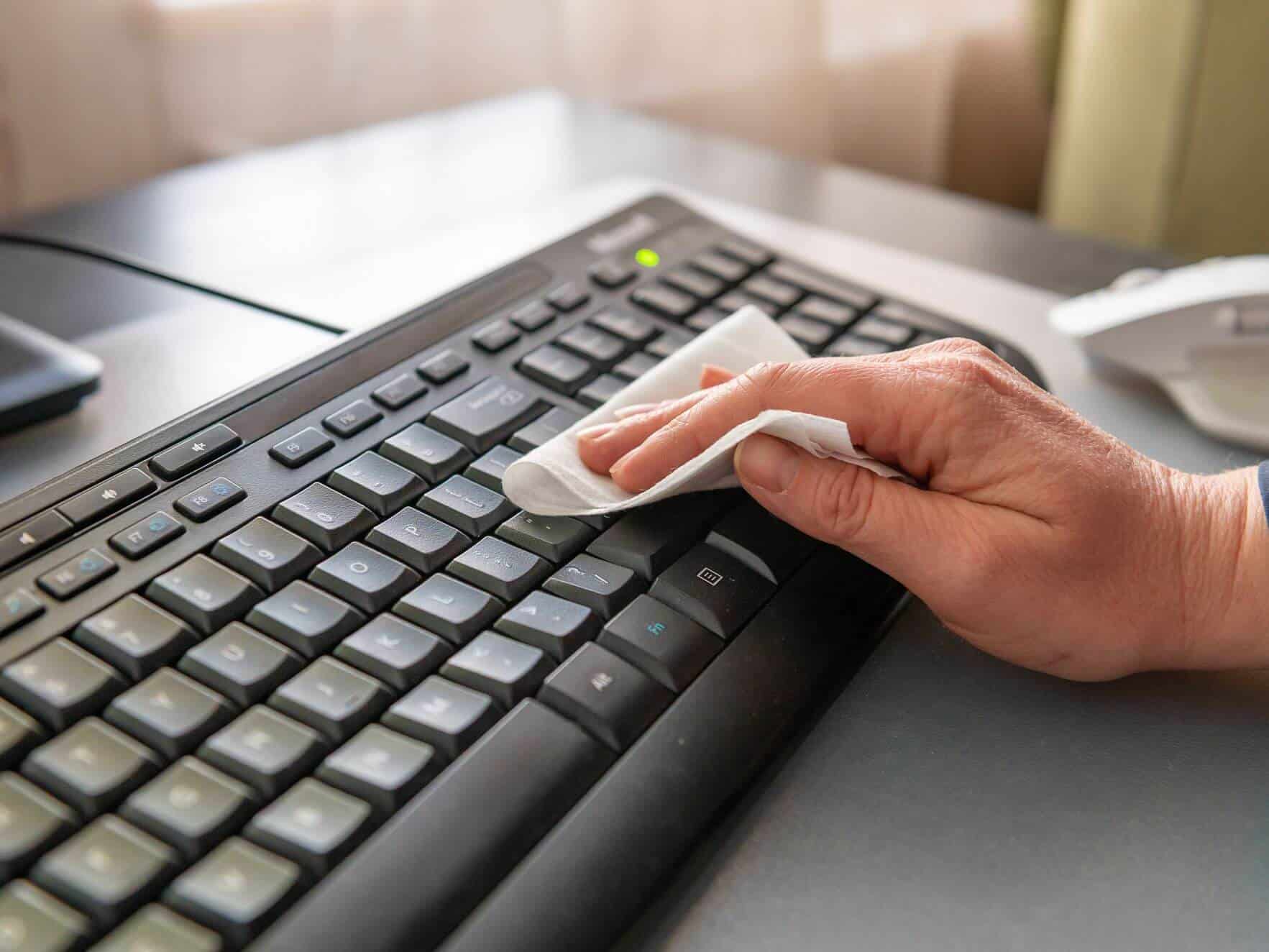 7 خطوات سهلة وبسيطة لتنظيف لوحة المفاتيح من الغبار والأوساخ