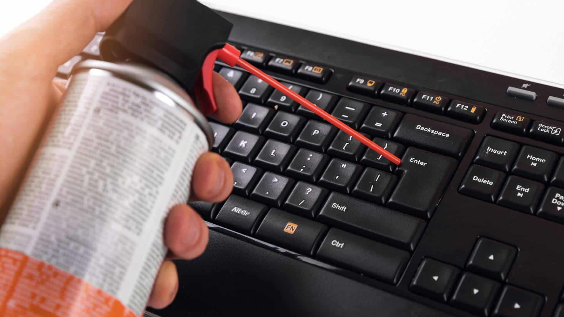 تنظيف لوحة المفاتيح من الغبار والأوساخ