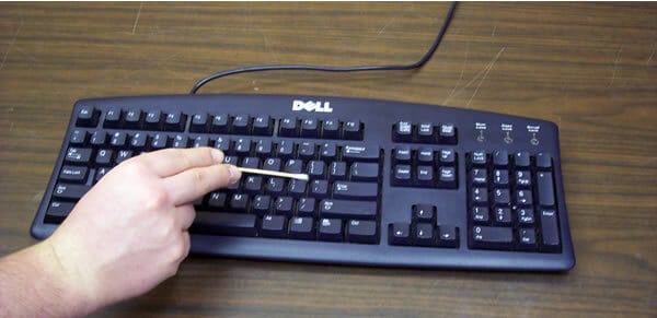 تنظيف لوحة المفاتيح من الغبار والأوساخ