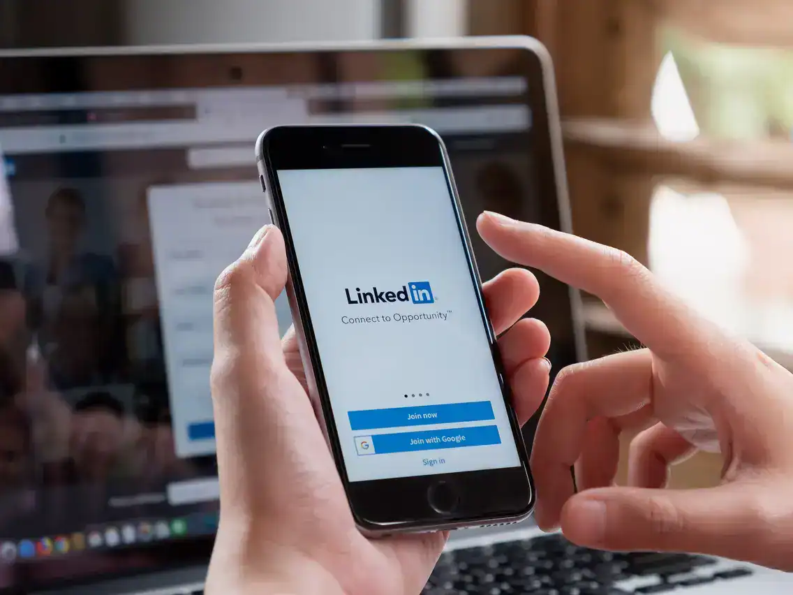كيف يمكنك إضافة ترقية وظيفية على LinkedIn؟