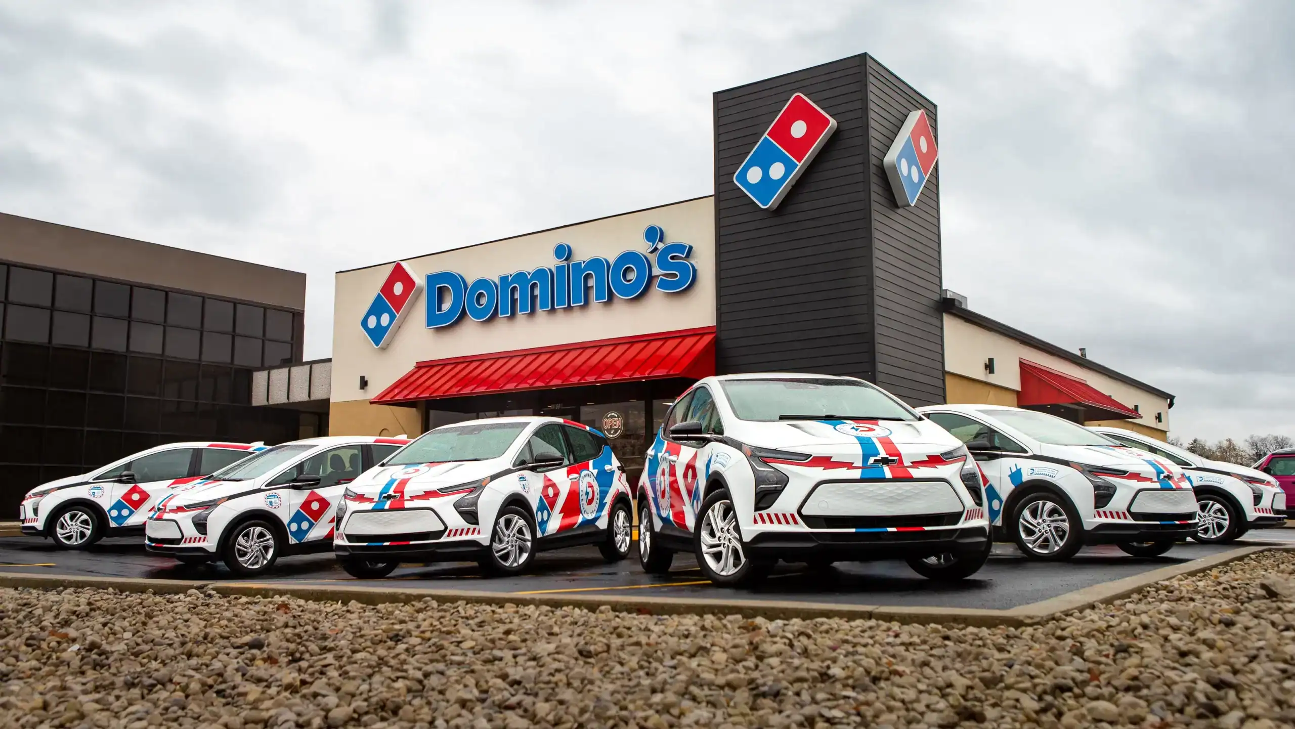 لأول مرة.. شركة ‏Domino’s Pizza‏ تستخدم سيارات كهربائية لتوصيل البيتزا بالولايات المتحدة