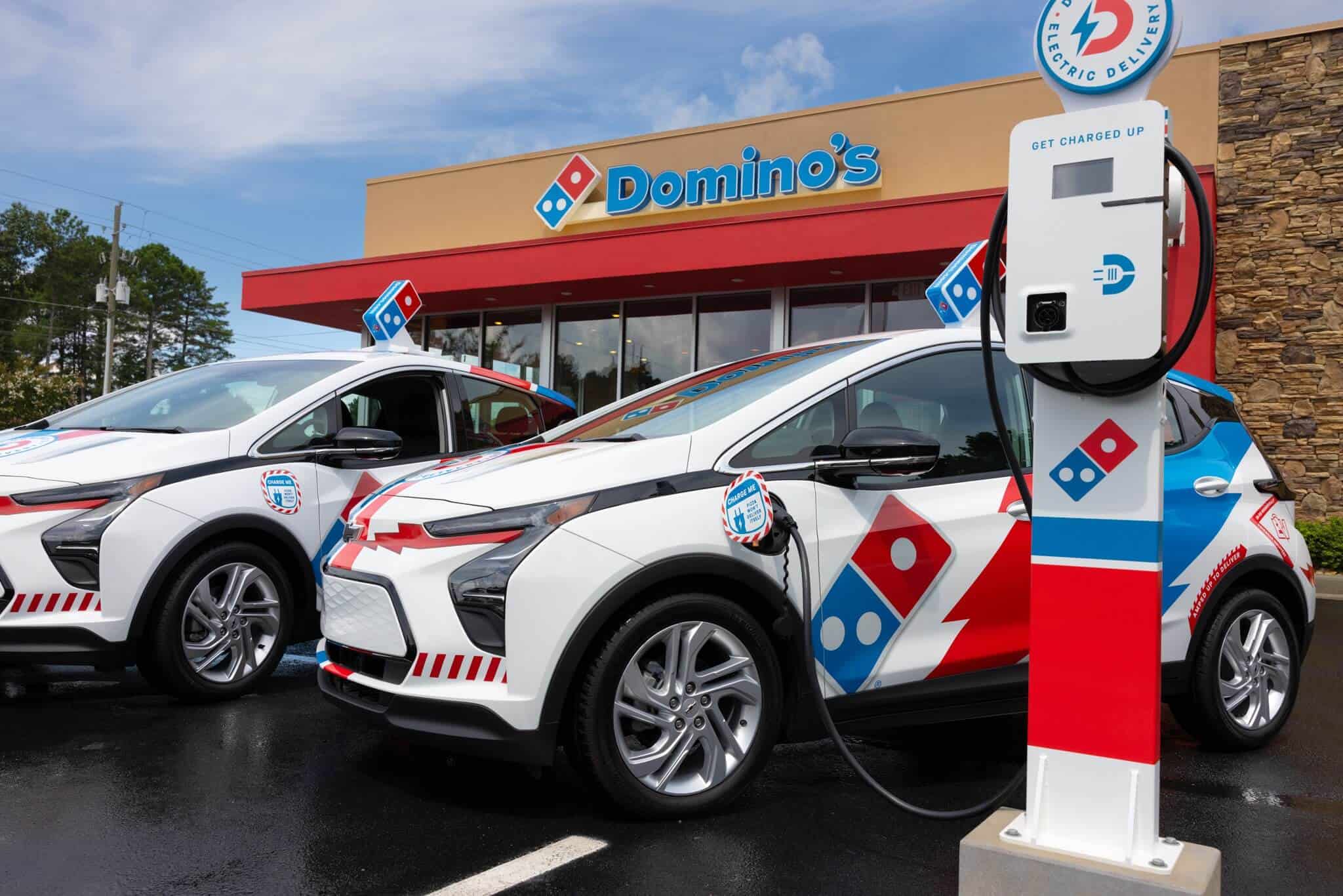 لأول مرة.. شركة ‏Domino’s Pizza‏ تستخدم سيارات كهربائية لتوصيل البيتزا بالولايات المتحدة