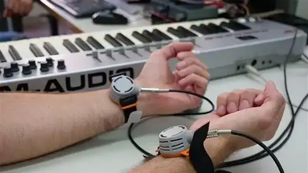 ابتكار جديد يمكن الصم من السمع من خلال اللمس