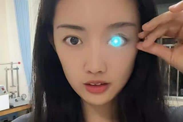 العيون الآلية.. فتاة تحوّل إعاقتها إلى شيء فريد (صور)